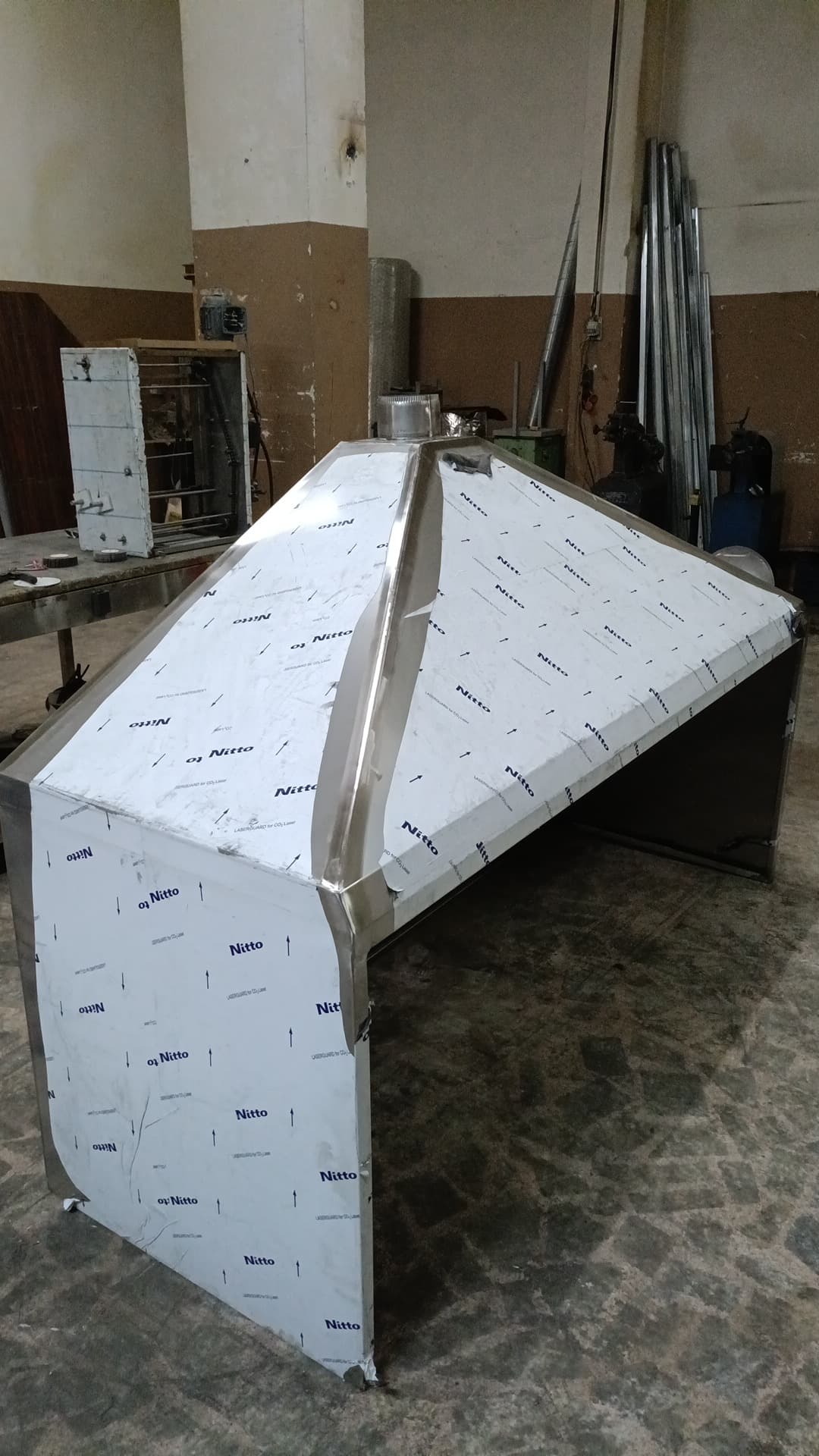 Atölyede tamamlanmak üzere olan büyük paslanmaz ada tipi davlumbaz