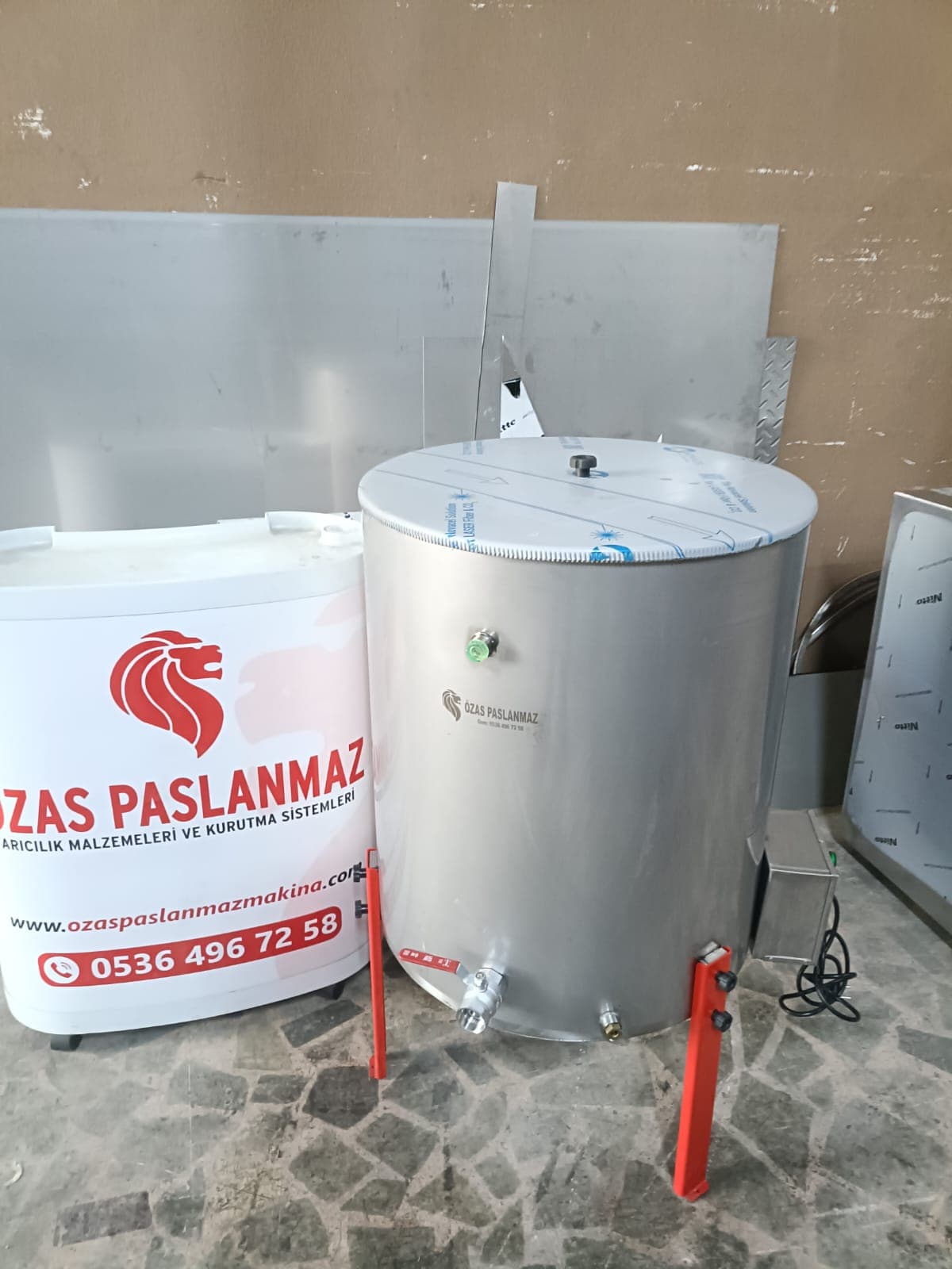 Paslanmaz kazan gövdesi ve tahliye vanası detayı